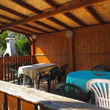 Guszti Apartment *