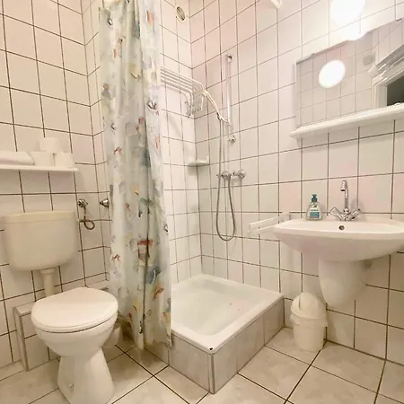 Guszti Apartment *