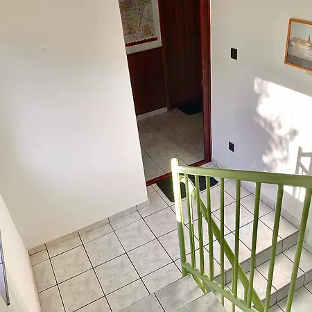 Guszti Apartment *